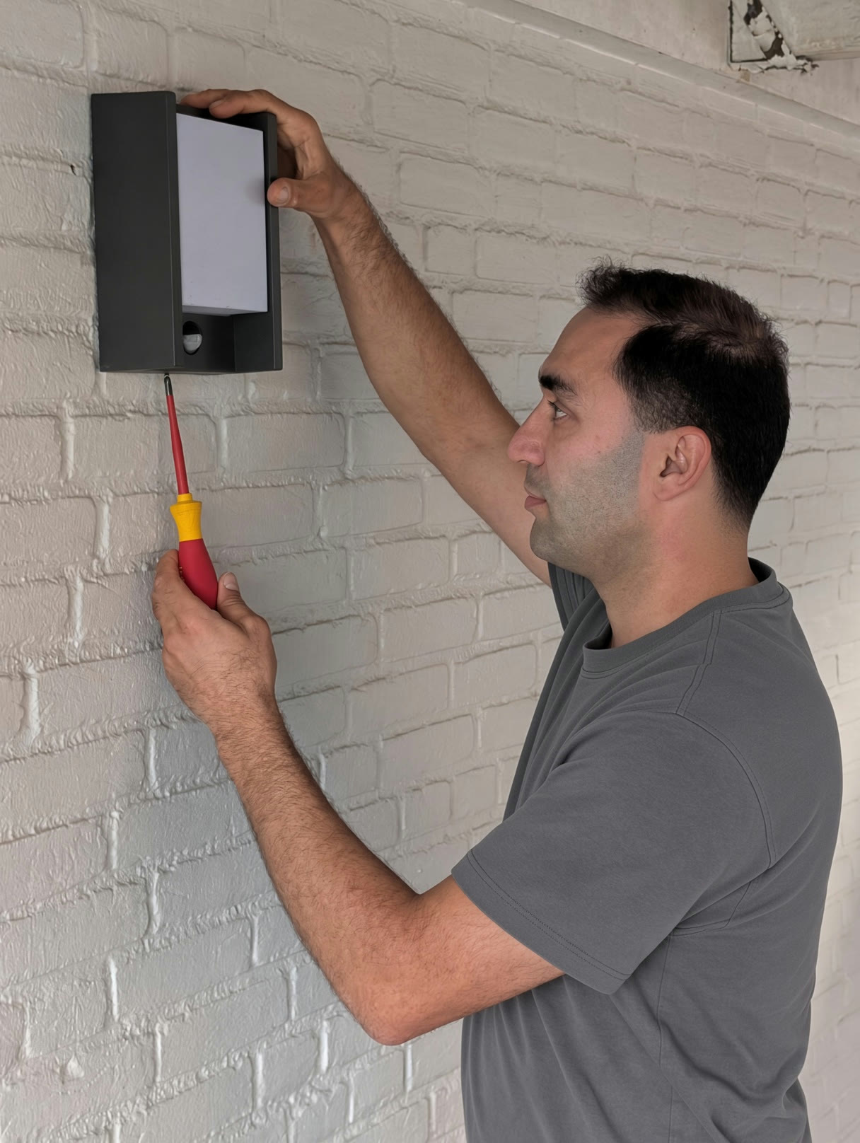 Tiko Mansoerjan aan het werk aan een installatie